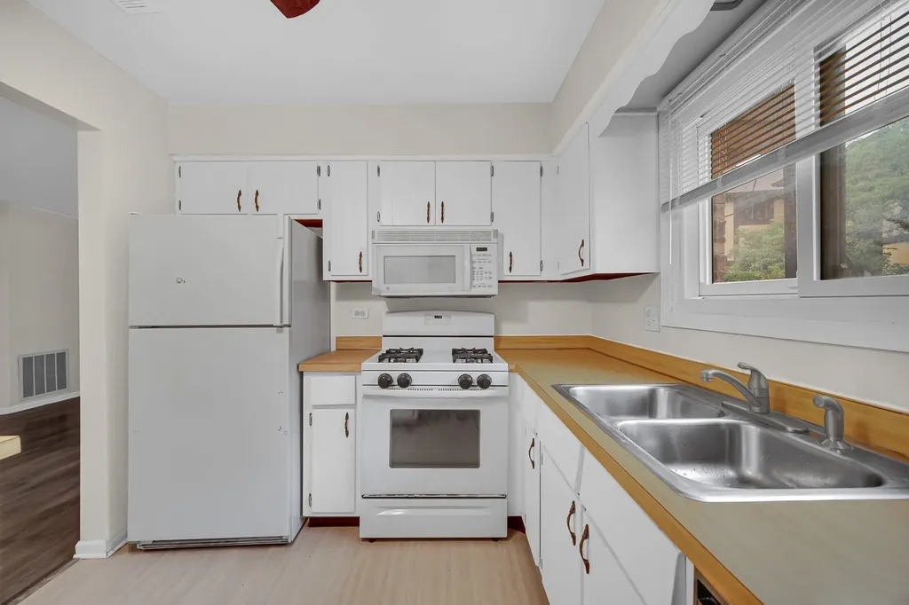 1659 Dover Court Wheaton IL 60189