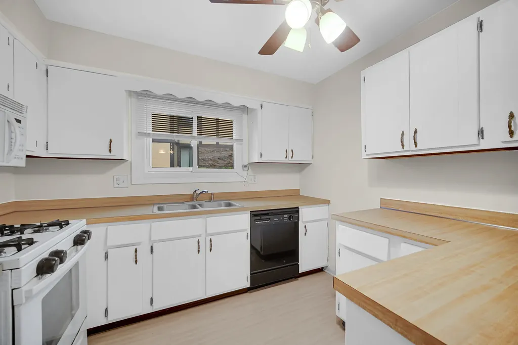 1659 Dover Court Wheaton IL 60189