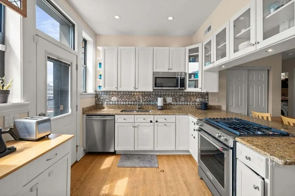 735 West Waveland Avenue Chicago IL 60613