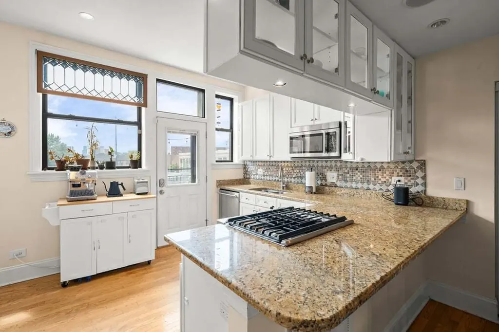 735 West Waveland Avenue Chicago IL 60613