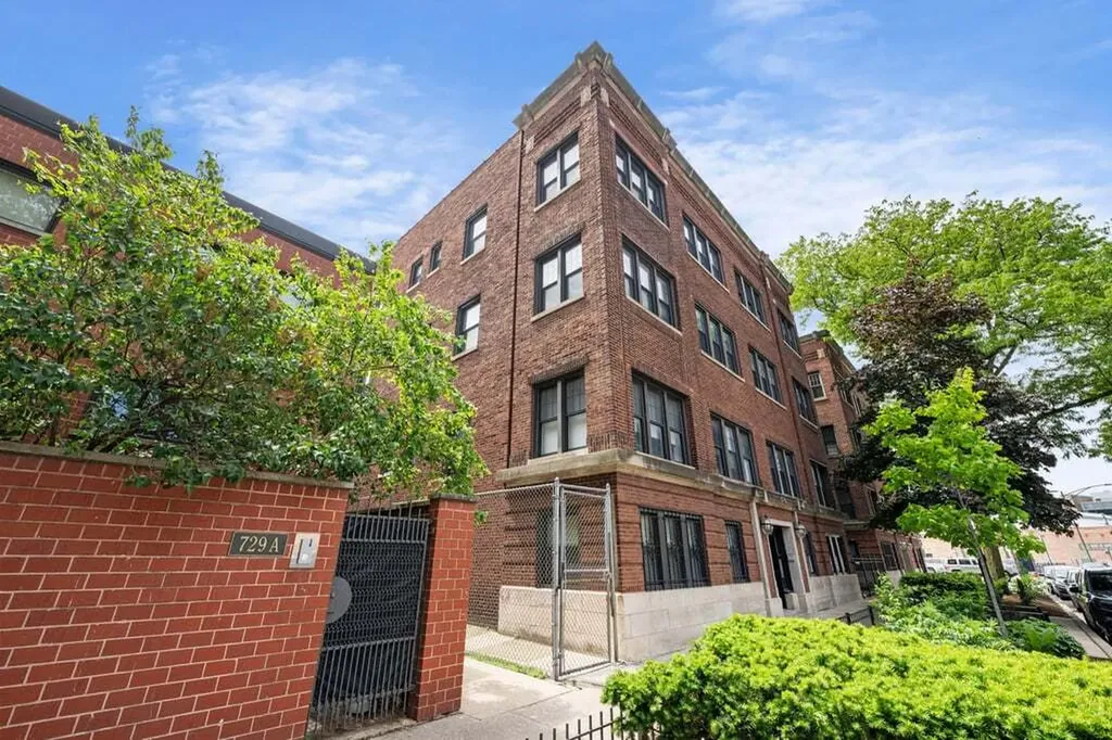 735 West Waveland Avenue Chicago IL 60613