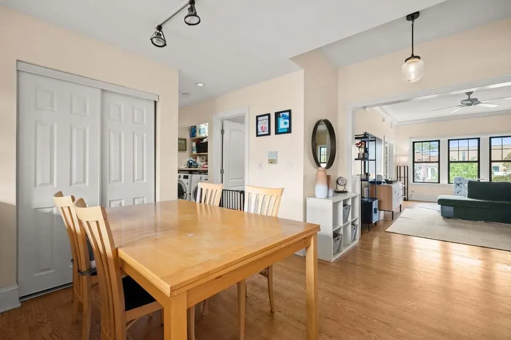 735 West Waveland Avenue Chicago IL 60613