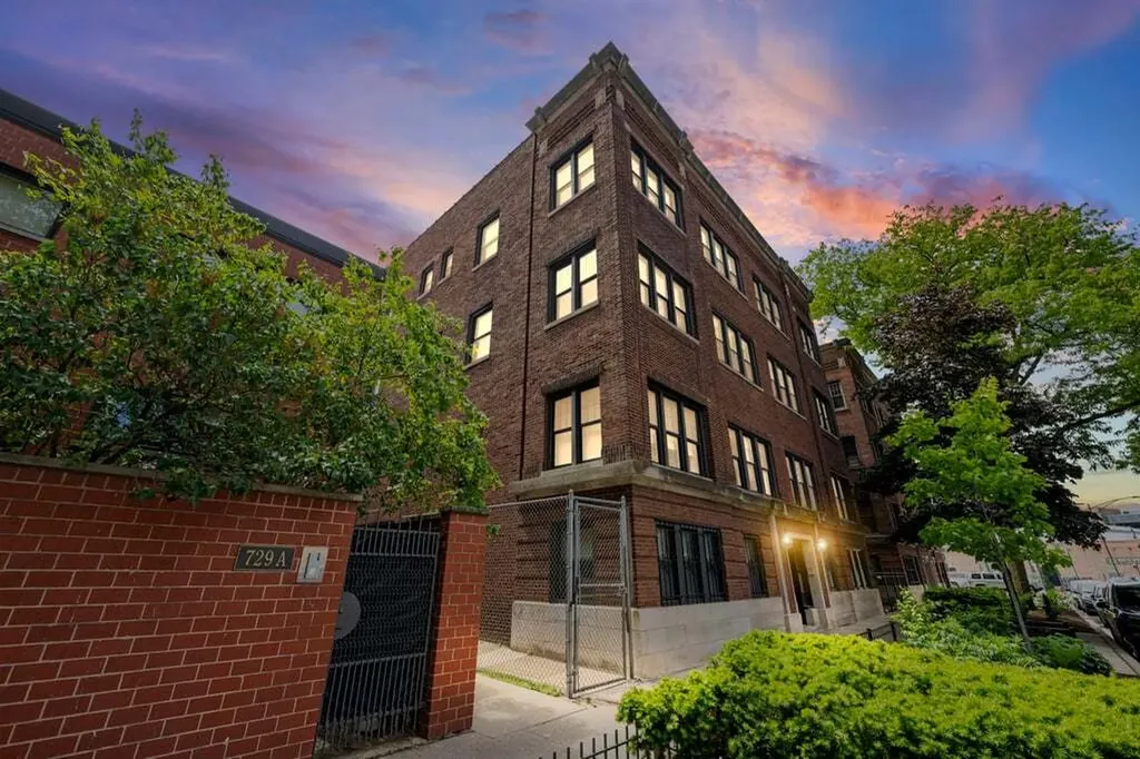 735 West Waveland Avenue Chicago IL 60613
