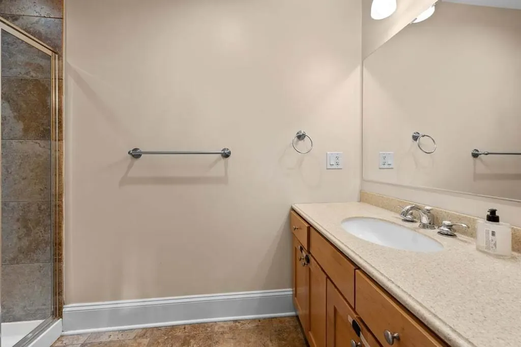 735 West Waveland Avenue Chicago IL 60613
