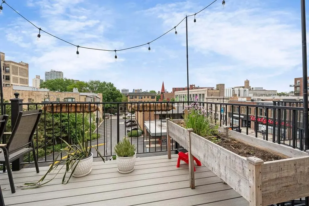 735 West Waveland Avenue Chicago IL 60613