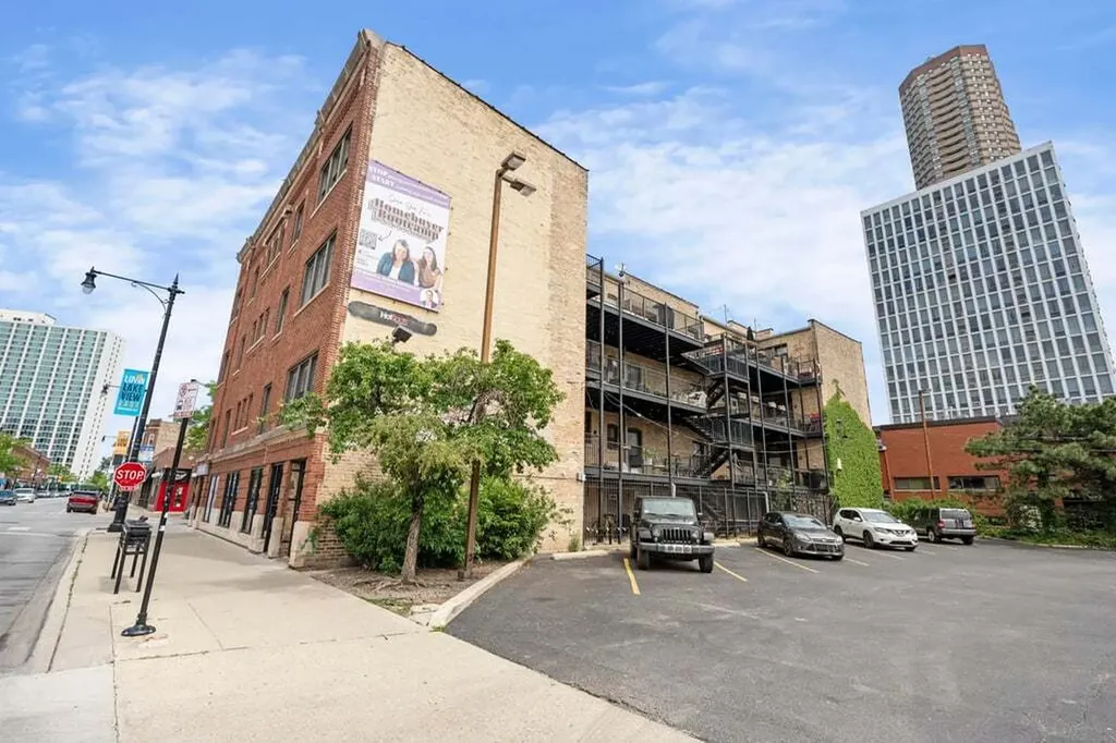 735 West Waveland Avenue Chicago IL 60613