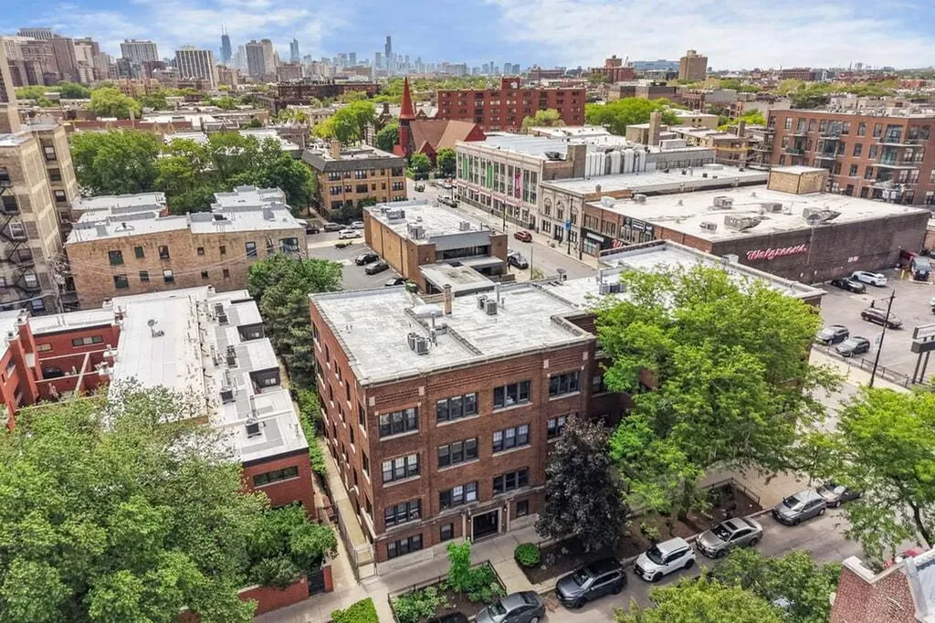 735 West Waveland Avenue Chicago IL 60613