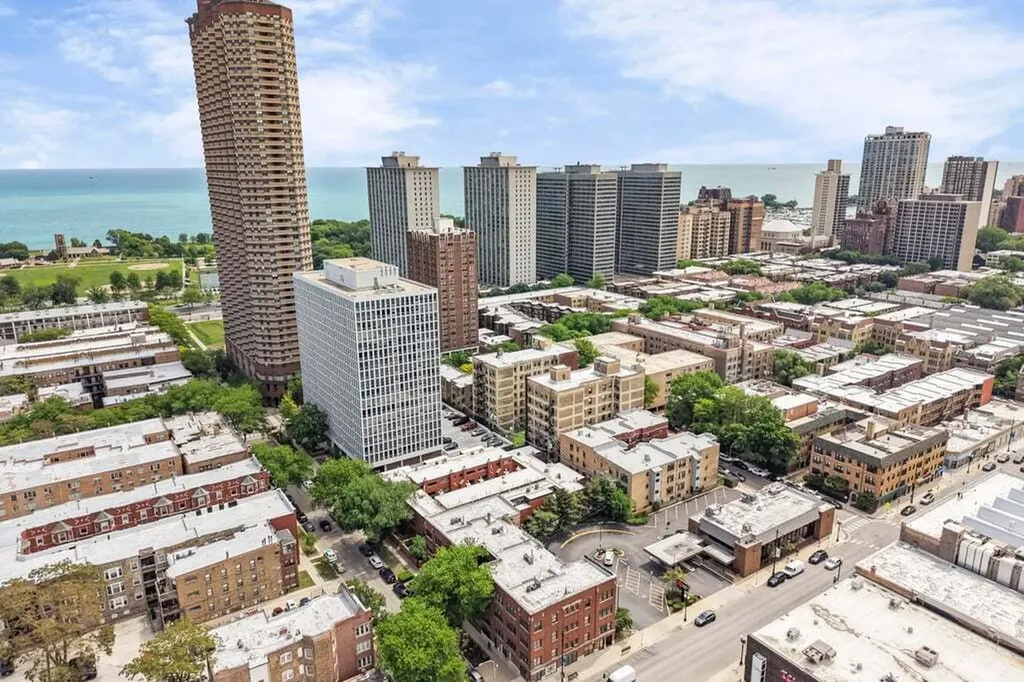 735 West Waveland Avenue Chicago IL 60613