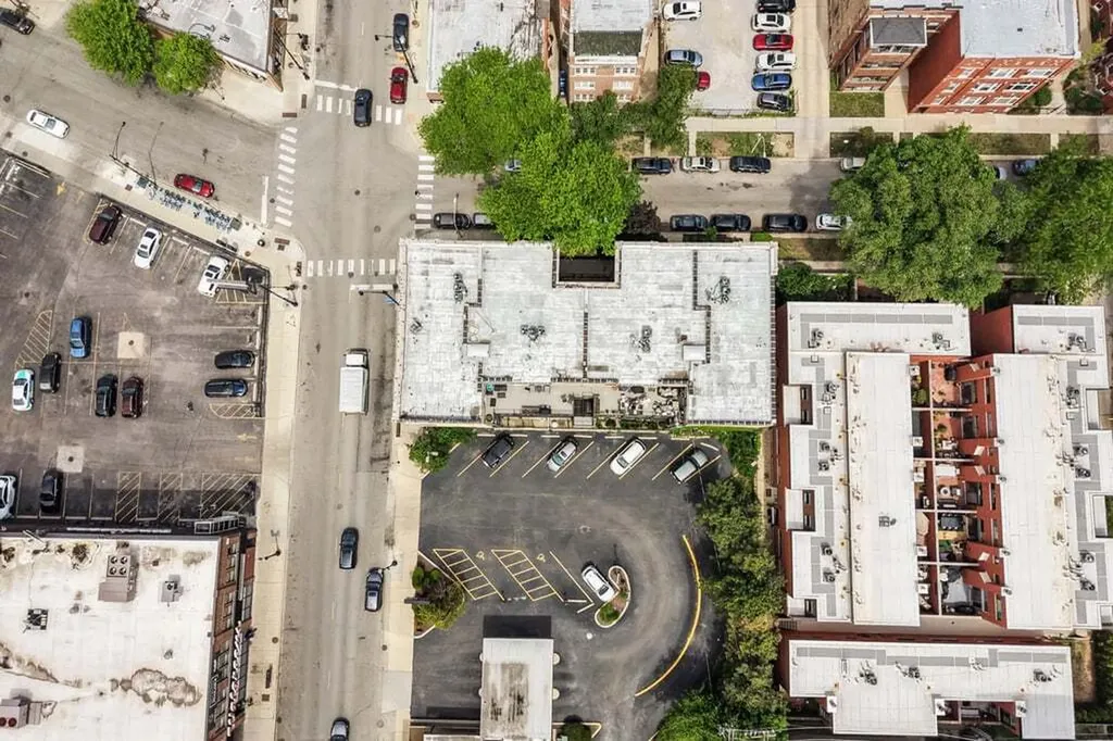 735 West Waveland Avenue Chicago IL 60613