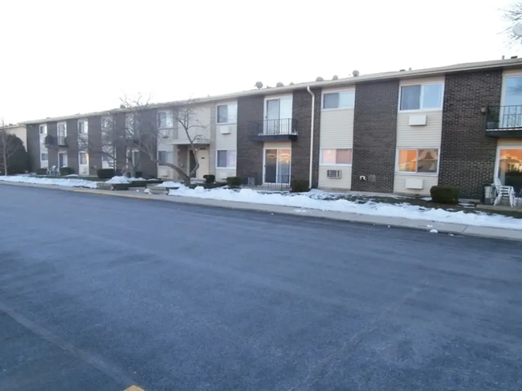 8860 North Western Avenue Des Plaines IL 60016