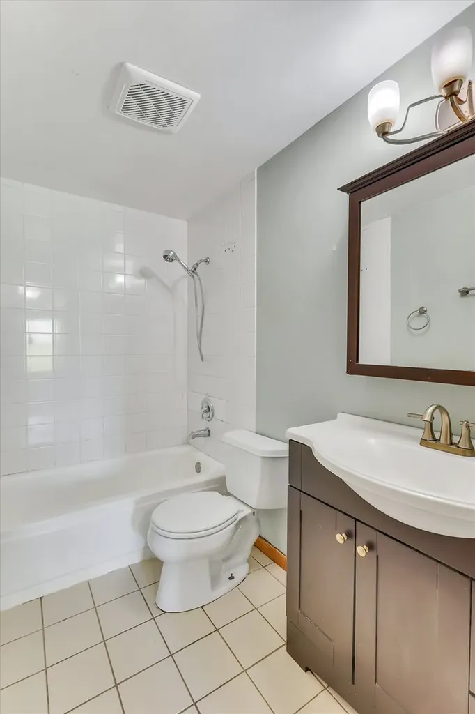 1434 Millbrook Court Schaumburg IL 60193