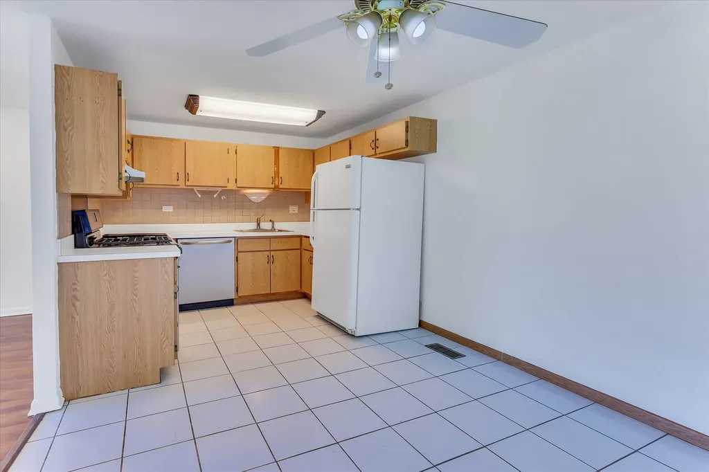 1434 Millbrook Court Schaumburg IL 60193