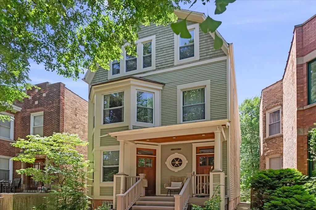 3822 North Oakley Avenue Chicago IL 60618