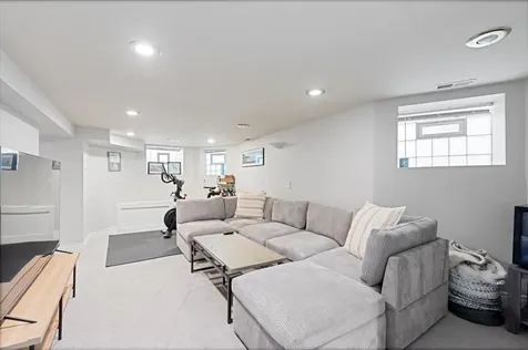 3822 North Oakley Avenue Chicago IL 60618