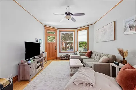 3822 North Oakley Avenue Chicago IL 60618