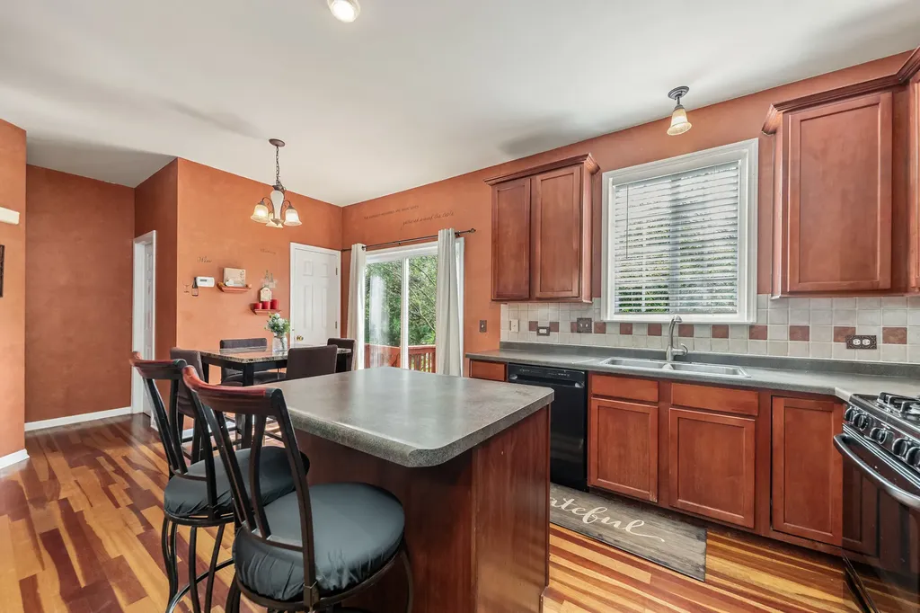 1895 Indian Hill Lane Aurora IL 60503