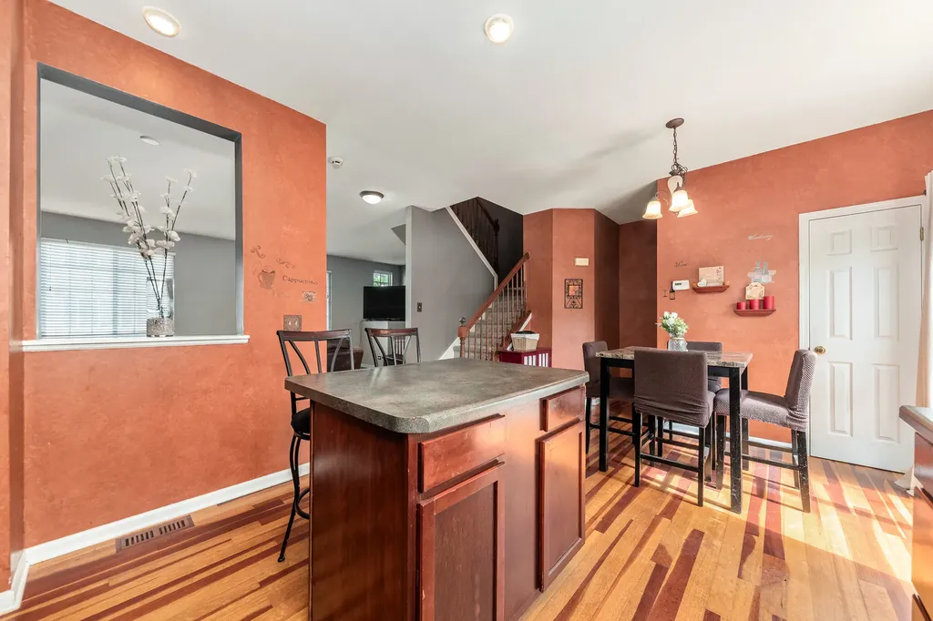 1895 Indian Hill Lane Aurora IL 60503
