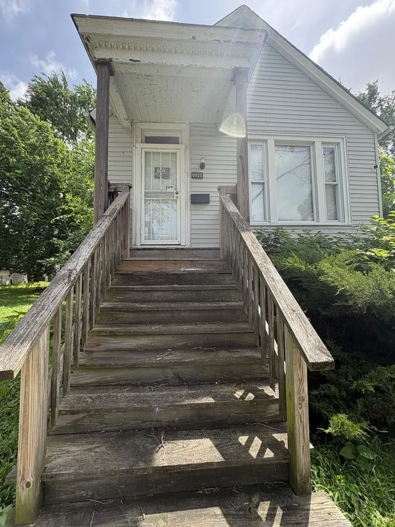 6925 South May Street Chicago IL 60621