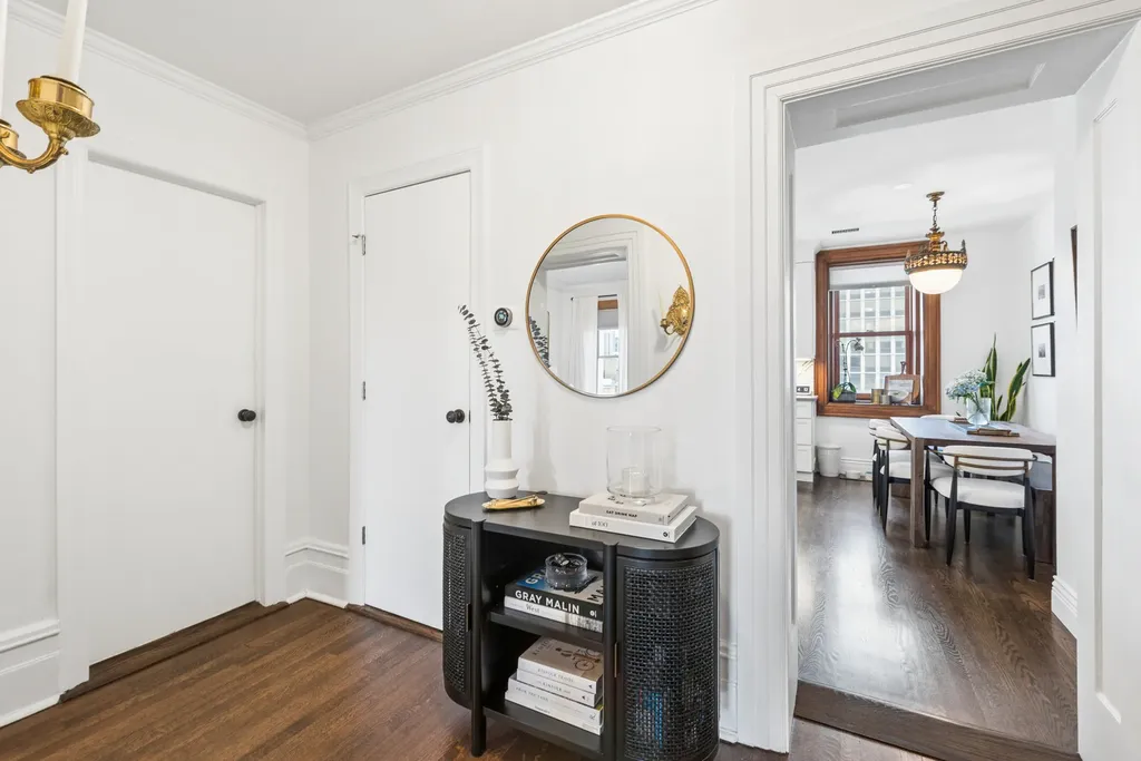 559 West Surf Street Chicago IL 60657
