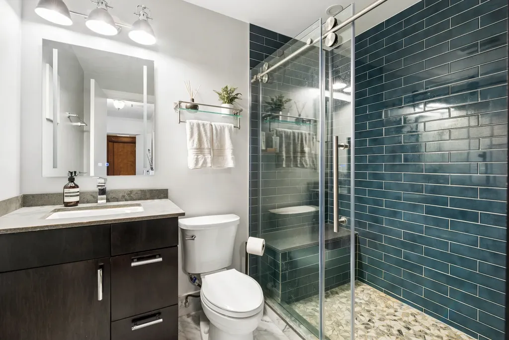 559 West Surf Street Chicago IL 60657