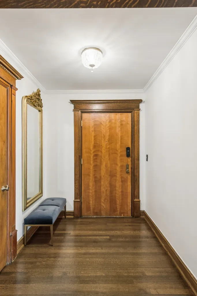559 West Surf Street Chicago IL 60657