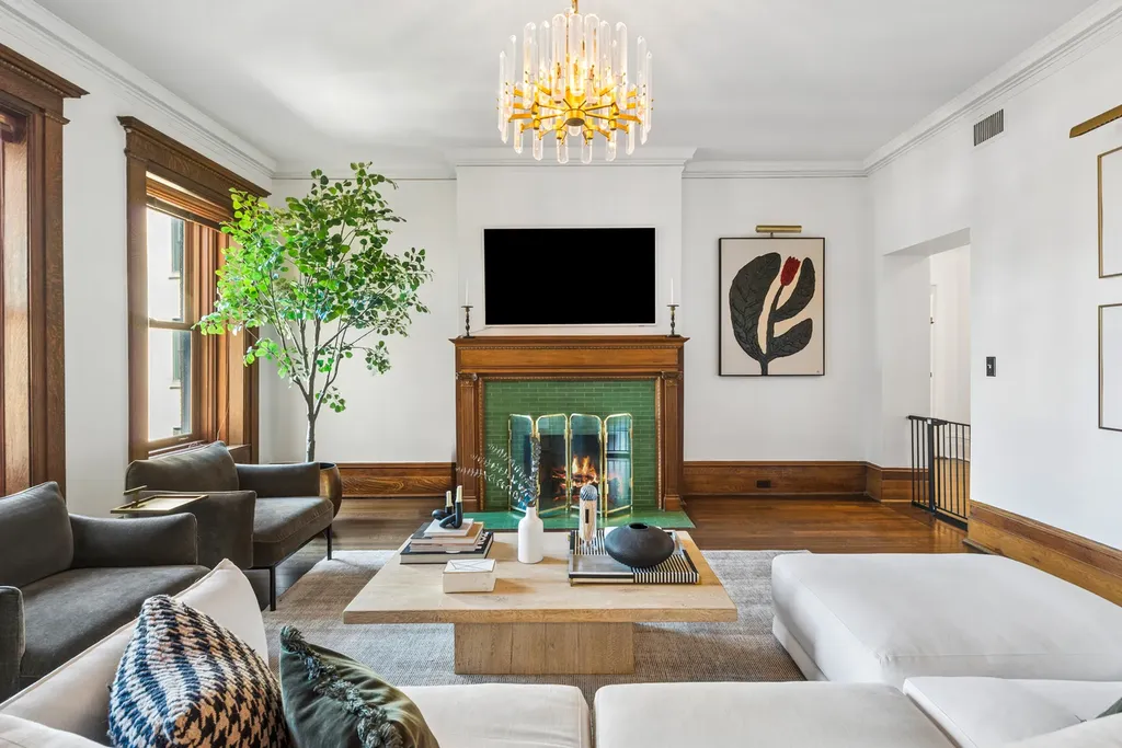 559 West Surf Street Chicago IL 60657