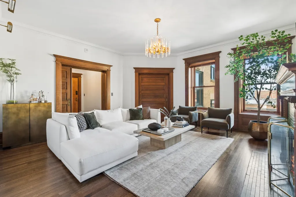 559 West Surf Street Chicago IL 60657