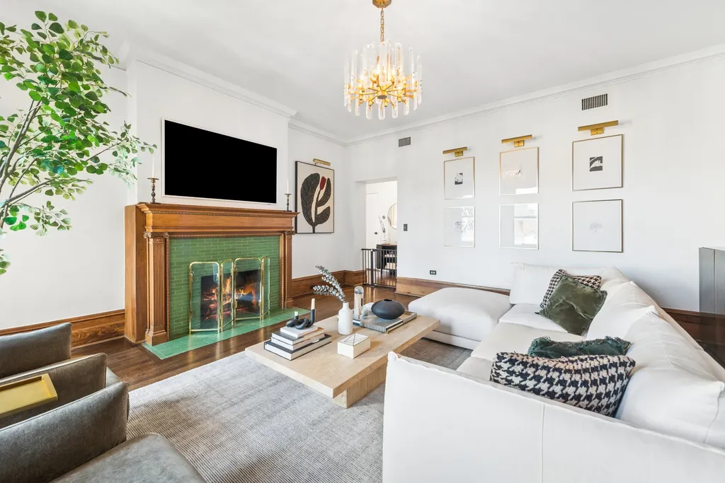 559 West Surf Street Chicago IL 60657