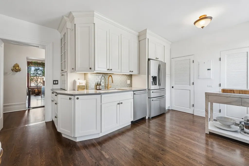 559 West Surf Street Chicago IL 60657
