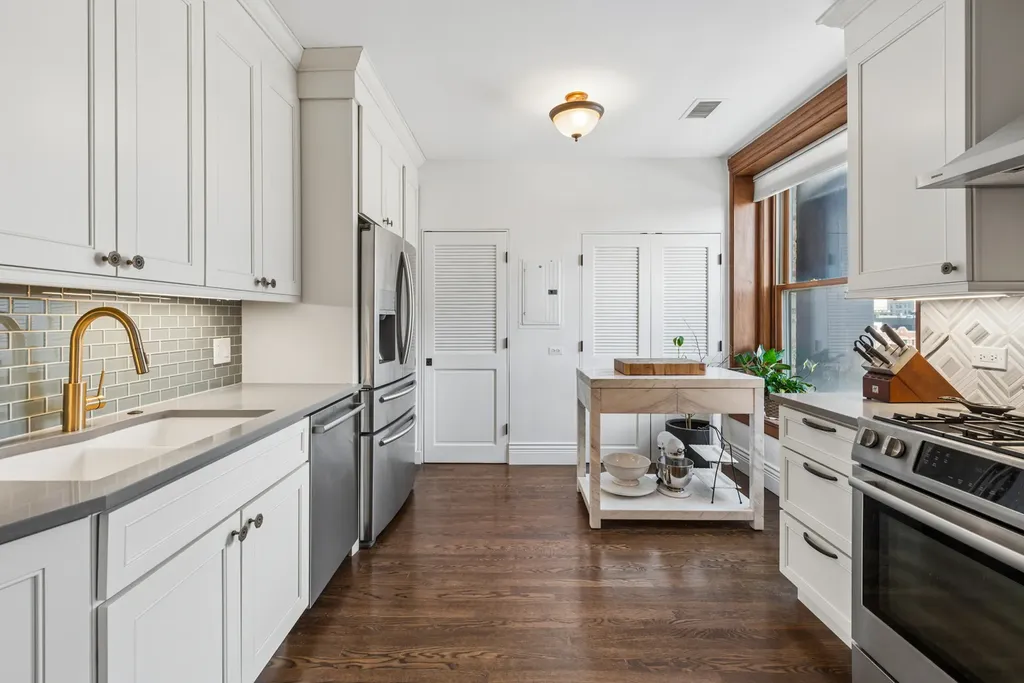 559 West Surf Street Chicago IL 60657