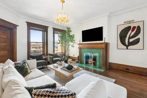 559 West Surf Street Chicago IL 60657