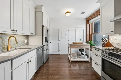 559 West Surf Street Chicago IL 60657