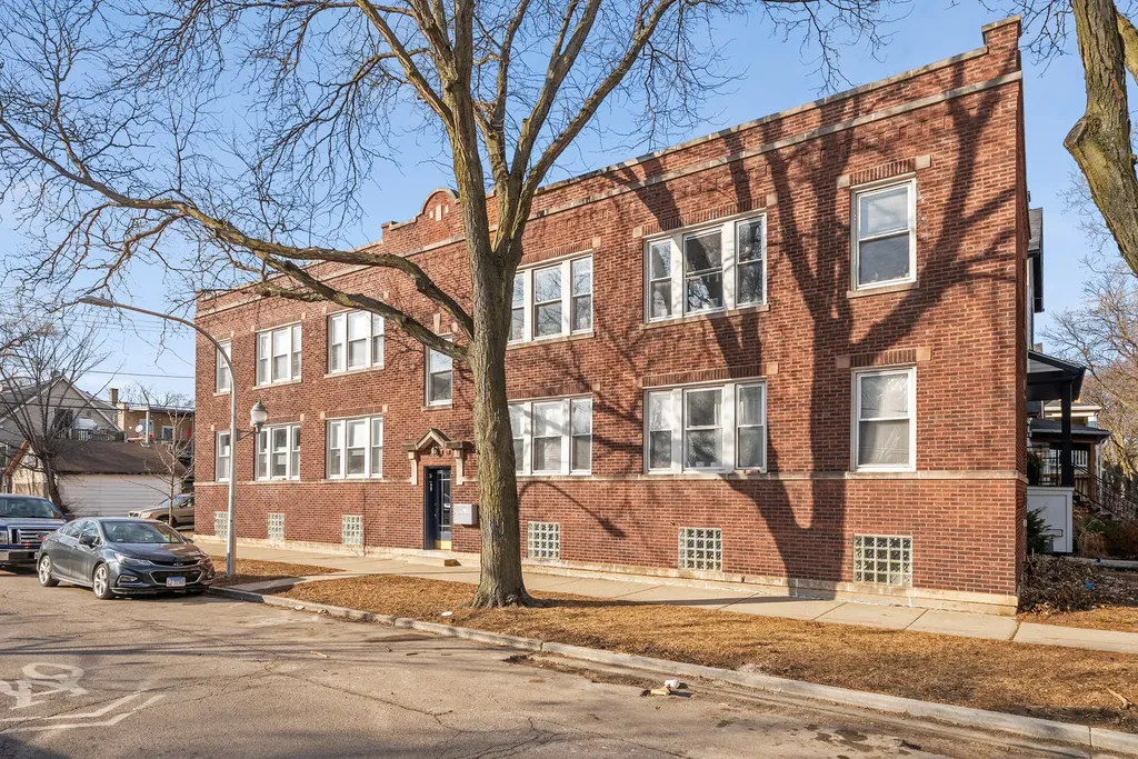 3008 West Cullom Avenue Chicago IL 60618