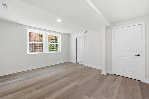 6335 North Magnolia Avenue Chicago IL 60660