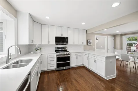 586 Earl Drive Northfield IL 60093