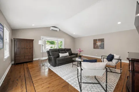 586 Earl Drive Northfield IL 60093