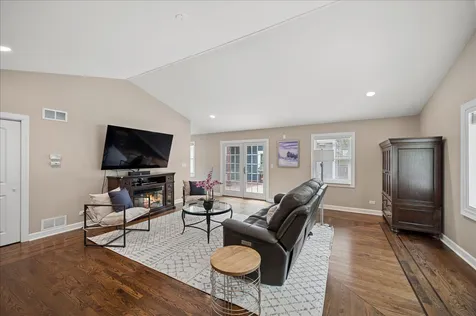586 Earl Drive Northfield IL 60093
