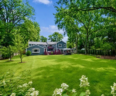 586 Earl Drive Northfield IL 60093
