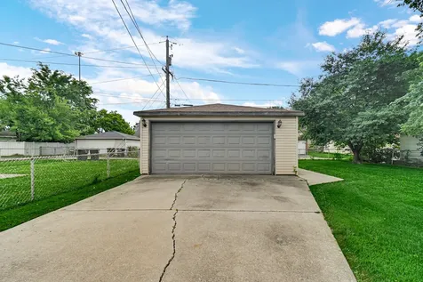 17513 Community Street Lansing IL 60438