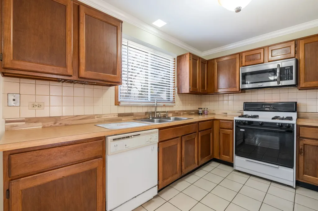 1008 Churchill Drive Naperville IL 60563