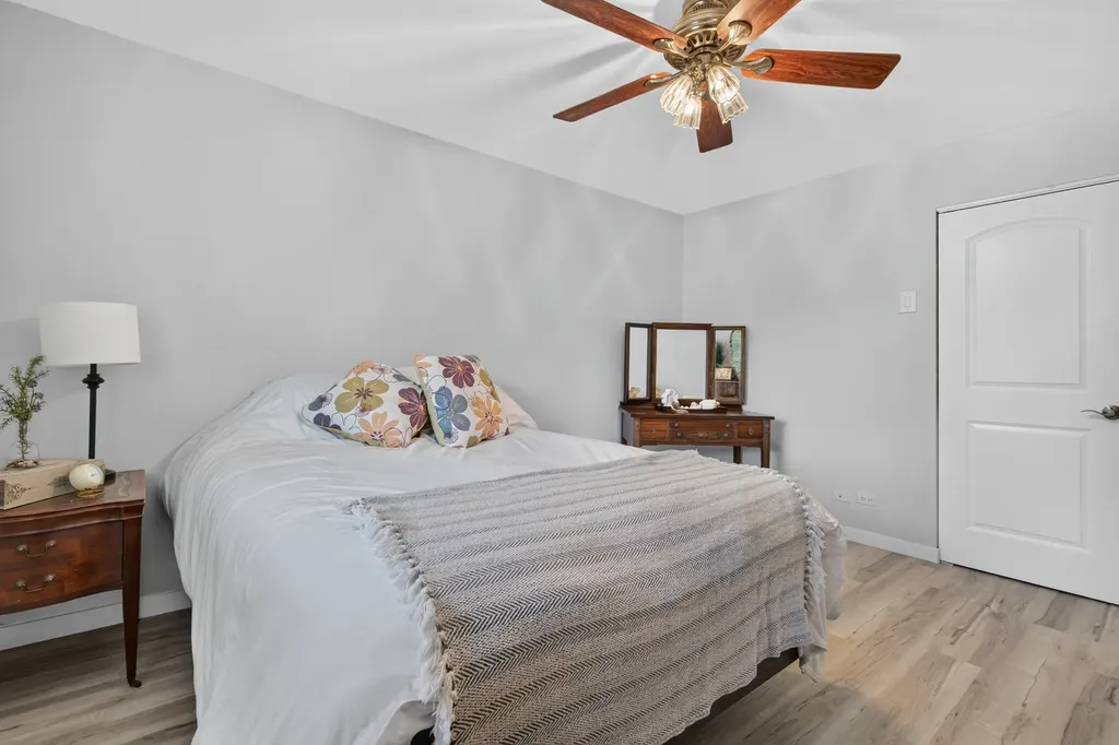 881 Heatherbrook Court Wheaton IL 60189