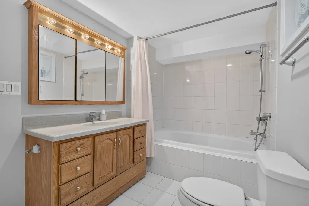 881 Heatherbrook Court Wheaton IL 60189