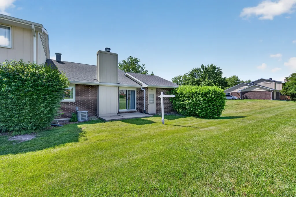881 Heatherbrook Court Wheaton IL 60189