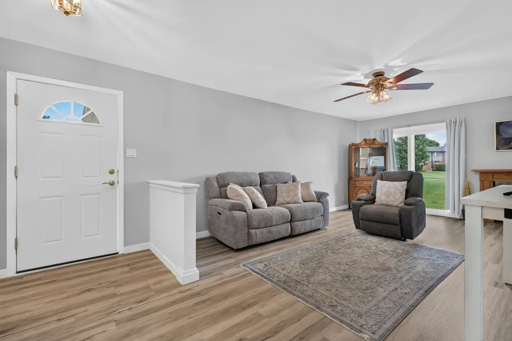 881 Heatherbrook Court Wheaton IL 60189