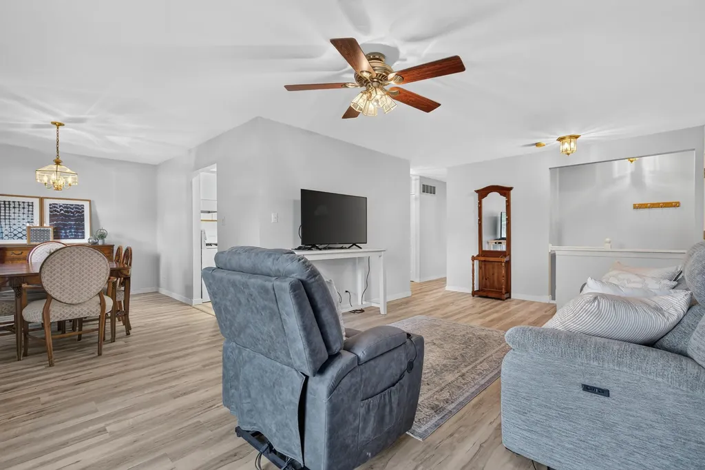 881 Heatherbrook Court Wheaton IL 60189