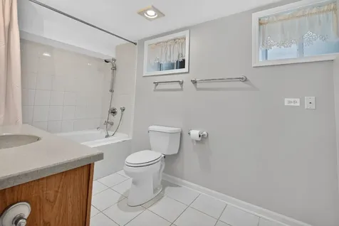 881 Heatherbrook Court Wheaton IL 60189
