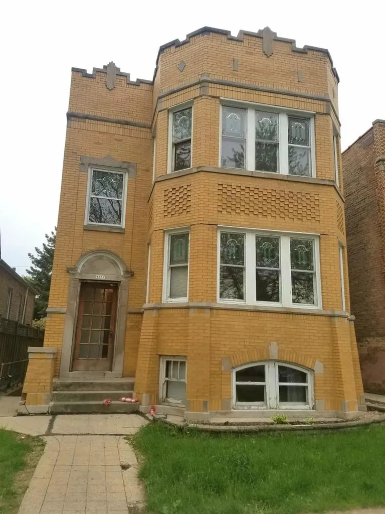 5057 West Newport Avenue Chicago IL 60641