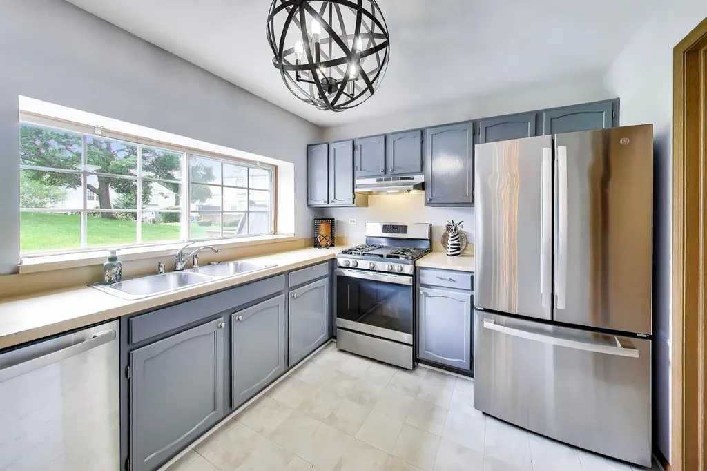 109 Peach Tree Lane Westmont IL 60559