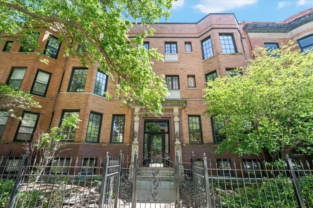 841 West Wellington Avenue Chicago IL 60657