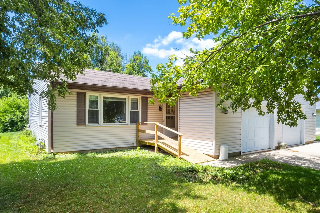 1521 Pebblewood Drive Sycamore IL 60178